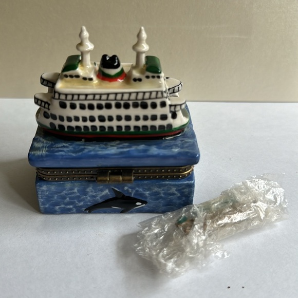 Seattle hinged trinket box with treasure . - Picture 3 of 5